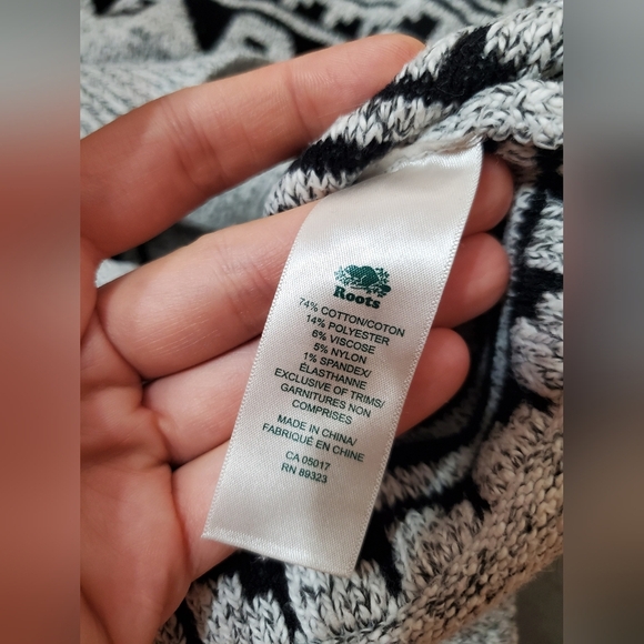 Roots Heathered Gray and Black Aztec Patterned Long Sleeve Sweater. M. - Picture 7 of 9